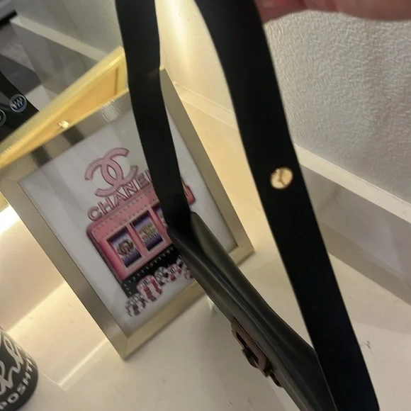 Salvatore Ferragamo Gancini wood logo shoulder bag. Black leather with wood logo - Picture 9 of 17